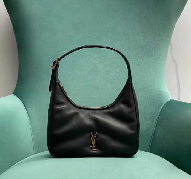 민트색 체어 위에 놓인 생로랑 칼립소 미니 호보백 – 블랙 가죽과 골드 YSL 로고가 돋보이는 디자인